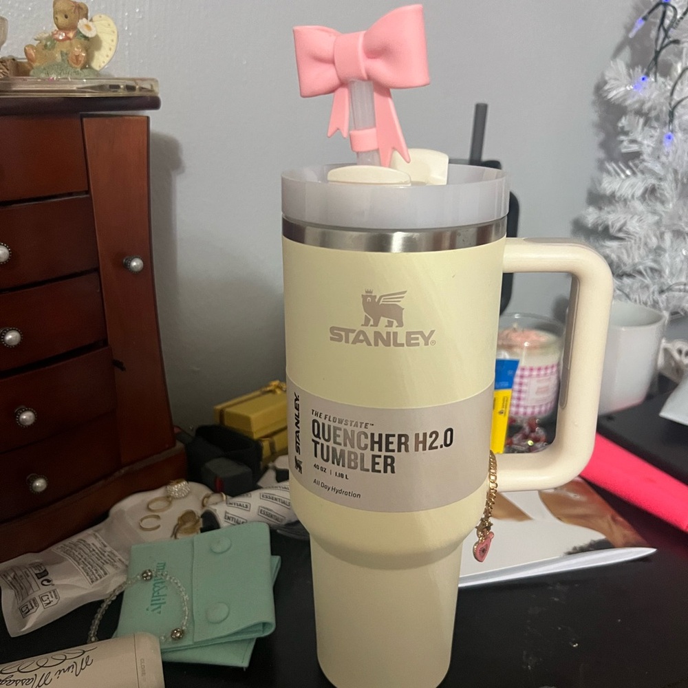 Stanley Cream Quencher H2.0 Tumbler with Pink Bow